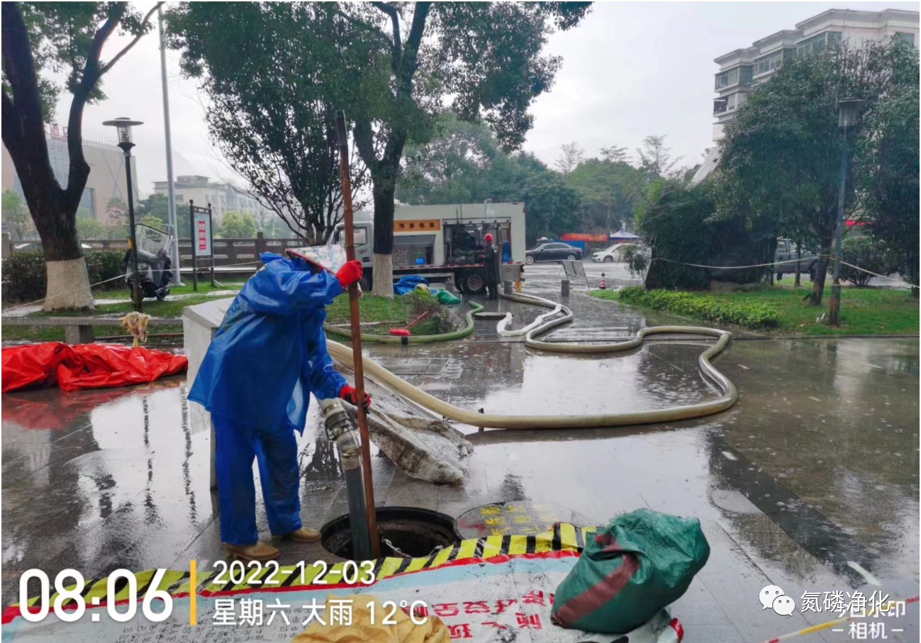 吸污净化车-持续清污中