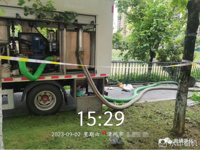 吸污净化车清淤工作进行中